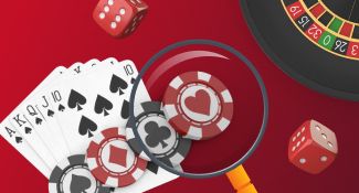Casino-Karten, Chips und Lupe